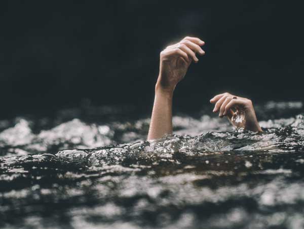 drowning2-unsplash